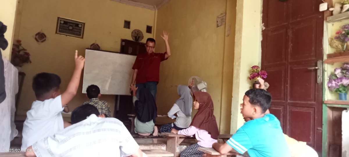 Dr Sumarlin Rengko mengajar Bahasa Makassar di Kampus Lorong K-Apel