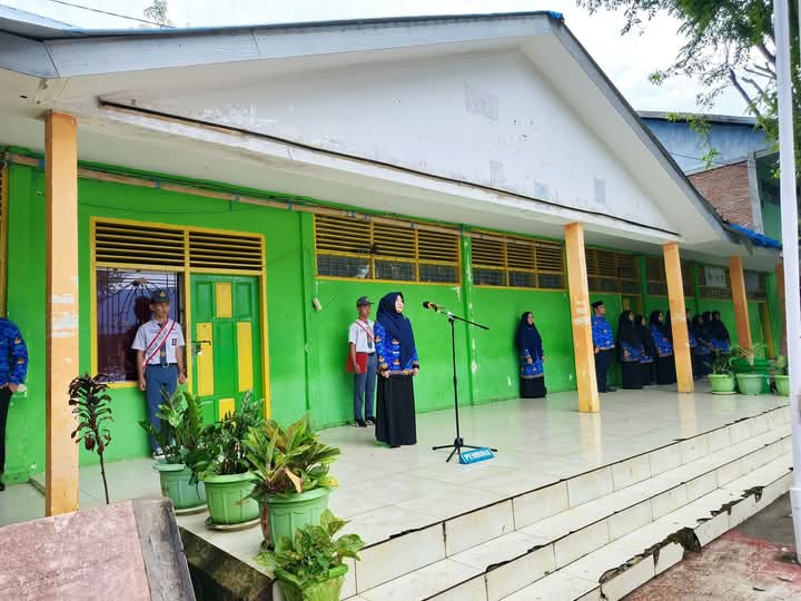 drg. Sri Siswaty Zaenal, M.Adm.Kes., selaku Kabid Kesehatan Masyarakat Dinas Kesehatan Kabupaten Enrekang, berkesempatan menjadi Pembina Upacara.