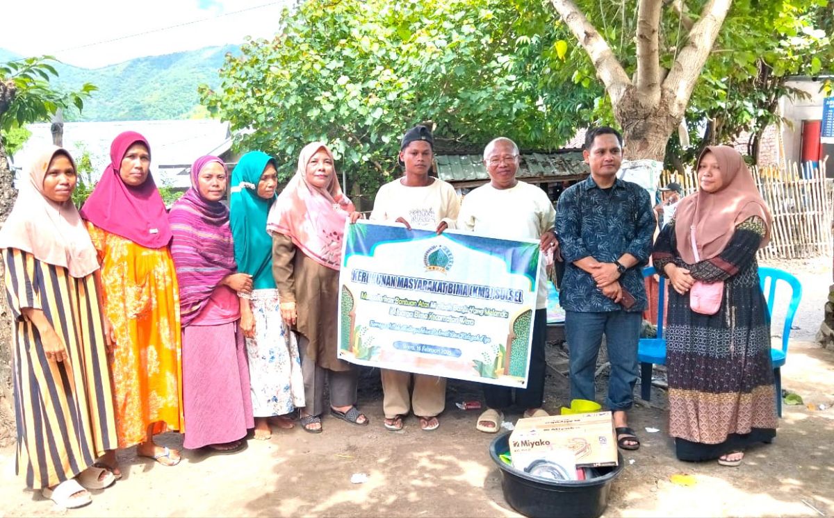 Bantuan warga Bima yang tergabung dalam Kerukunan Masyarakat Bima Sulawesi Selatan (KMBS) diserahkan kepada para korban banjir bandang Wera Kabupaten Bima, Minggu 16 Februari 2025