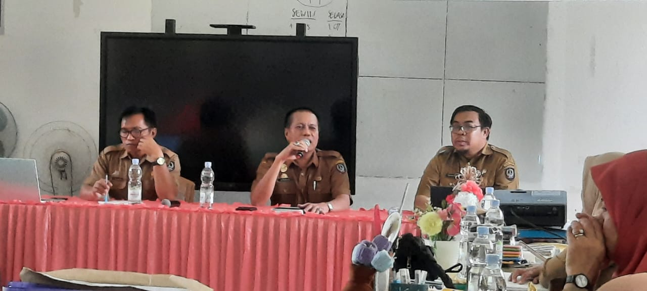 Pendamping Satuan Pendidikan Drs. Gunawan, M.Si, mengadakan rapat dengan Kepala Satuan Pendidikan UPT SMA Negeri 2 Enrekang beserta guru dan Tenaga Kependidikan (Tendik) Selasa (18/2/2025).