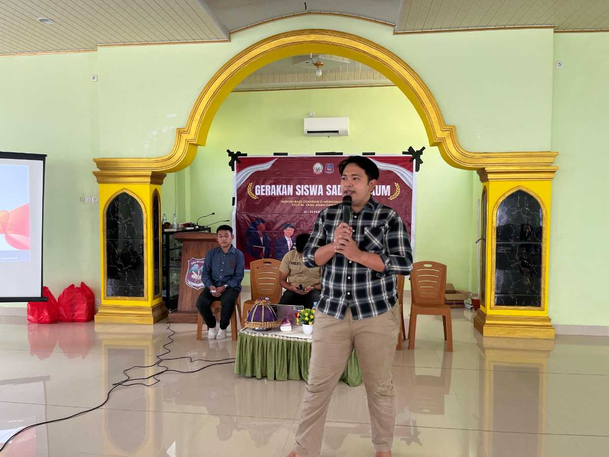 Tim Satreskrim Polres Enrekang memberikan materi mengenai Pencegahan Tindakan Kriminal dalam kegiatan GARDAKU SMADA ENREKANG (Gerakan Pelajar Sadar Hukum) yang diselenggarakan oleh SMA Negeri 2 Enrekang.
