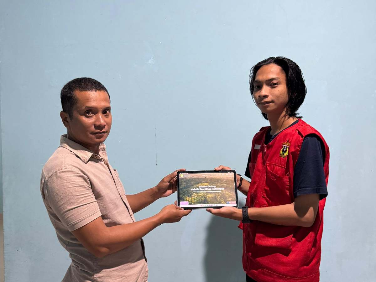 Mahasiswa Kuliah Kerja Nyata (KKN) 113 Universitas Hasanuddin (Unhas) melakukan kegiatan Optimalisasi Website Desa di Desa Moncongloe, Kec. Manuju, Kab. Gowa.