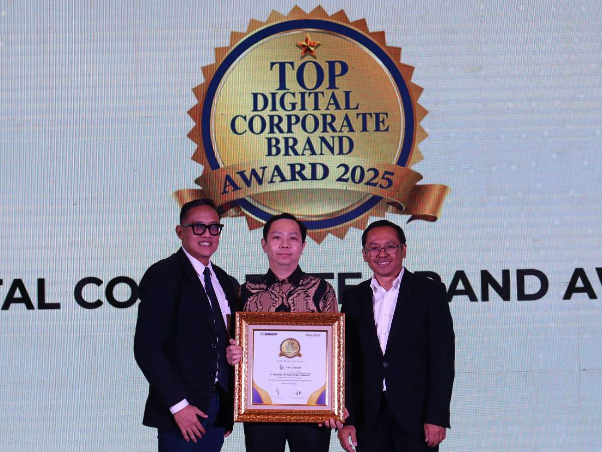 FIFGROUP, terpilih sebagai Top Digital Corporate Brand Award 2025 Kategori Pembiayaan. Customer Relationship Management and Digital Division Head FIFGROUP, Joni Citradinata (tengah), hadir untuk menerima secara langsung penghargaan yang diberikan oleh Chief Executive Officer (CEO) InfoEkonomi.ID, Arief Munajad (kiri) dan CEO TRAS N CO Indonesia sekaligus Chairman Indonesia Brand Community (IBC), Tri Raharjo, bertempat di Golden Ballroom The Sultan Hotel & Residence, Jakarta, pekan lalu.