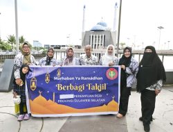 Perempuan PGRI Sulsel Berbagi Takjil di Anjungan Pantai Losari