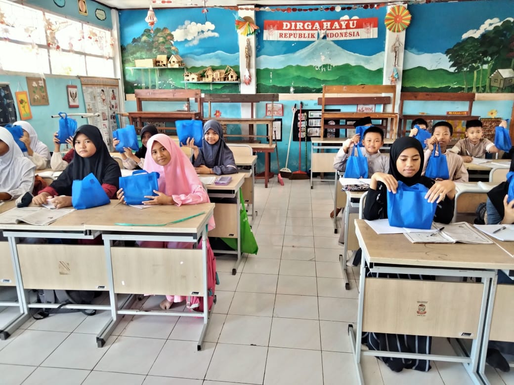 Murid-Murid SD Negeri Parinring, Makassar Tetap Dapat Paket MBG Selama Ramadan