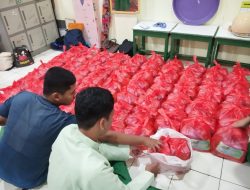 SMAIT Darul Fikri Makassar Berbagi Takjil 