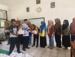 PGRI Cabang Marioriwawo Soppeng Serahkan Ratusan Paket Lebaran Bagi Guru Non ASN