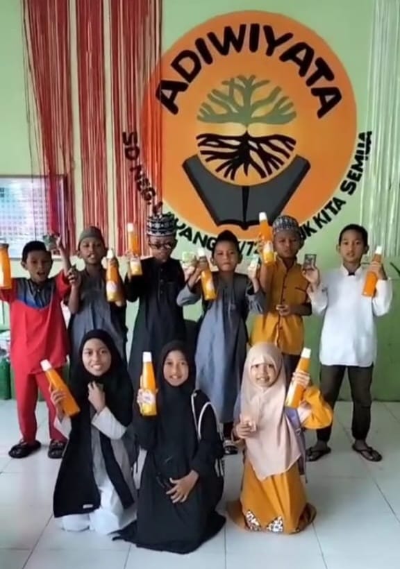 tradisi mulia pemberian hadiah di SD Negeri Layang IV/72, Kelurahan Bunga Ejaya, Kecamatan Bontoala, Kota Makassar