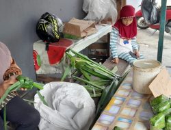 Hasriani, Pedagang Daun Ketupat di Momen Jelang Lebaran