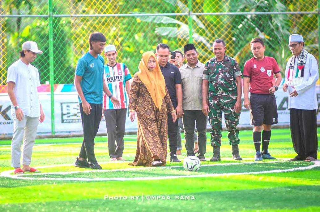Ady Setiawan (ke-2 dari kiri) pada peresmian lapangan bola mini "AS Duatiga Arena" di Kampolewi Desa Paradorato Kecamatan Parado Kab.Bima, Jumat (28/3/2025).