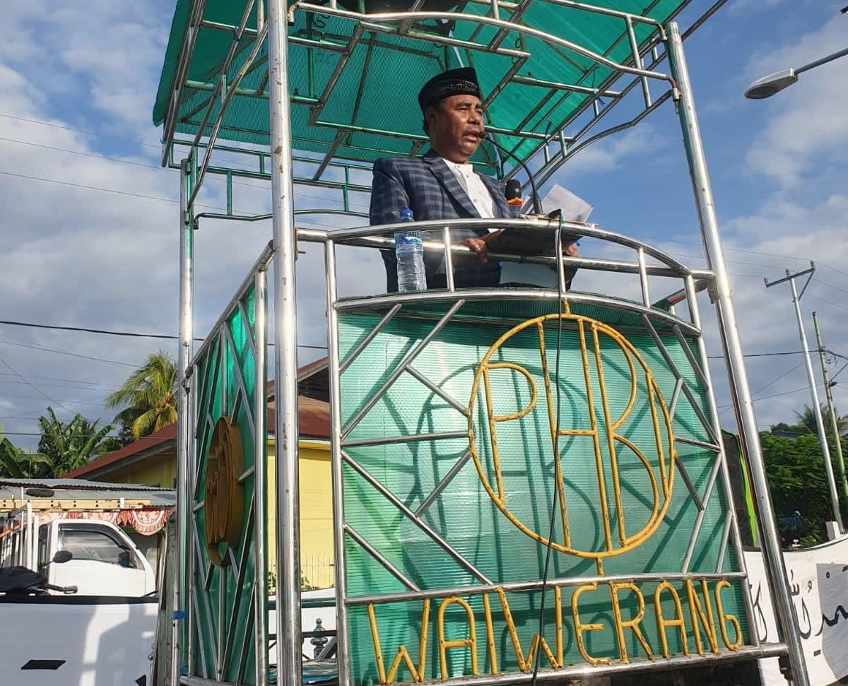 Wakil Ketua Pimpinan Wilayah Muhammadiyah Sulsel, Dr Dahlan Lama Bawa, S.Ag, M.Ag, saat jadi Khatib Idul Fitri 1446 H, Senin 31 Maret 2025 di Lapangan Kebun Raya Waiwerang Adonara Nusa Tenggara Timur.