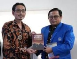 Prof Andi Sukri Syamsuri Serahkan Buku Karya Pappaseng ri Elompugi pada Kepala Balai Bahasa Sulsel