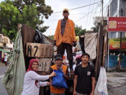 150 Paket Infak dari IKA FH-UH 87 Untuk Petugas Kebersihan di Makassar