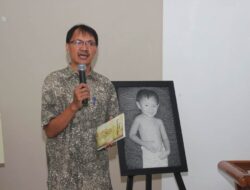 Tuhan Tak Sedang Iseng: Dari Majalah Dinding ke Penyair Facebook