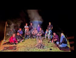 Komunitas “Rumah Literasi” Bedah Buku di Alam Terbuka