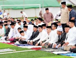 Gubernur Andi Sudirman Salat Idulfitri di Kampung Halaman