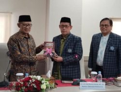 Haedar Nashir Dapat Hadiah Buku Pappaseng ri Elongpugi
