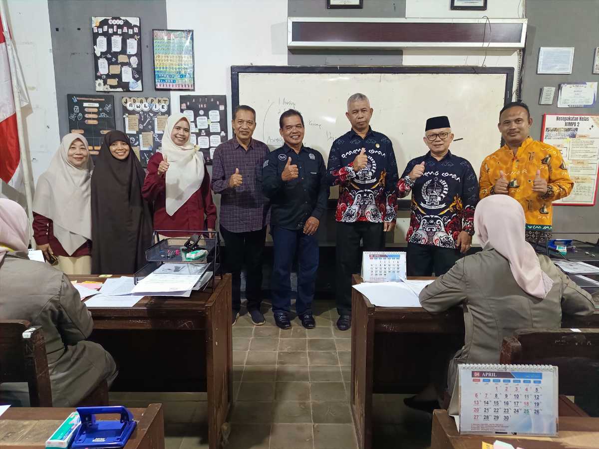 Kepala Cabang Dinas Wilayah IX, Jumain, melakukan kegiatan pemantauan pelaksanaan Ujian Kompetensi Keahlian (UKK) di SMKN 1 Pangkep, Kamis (10/4/2025).