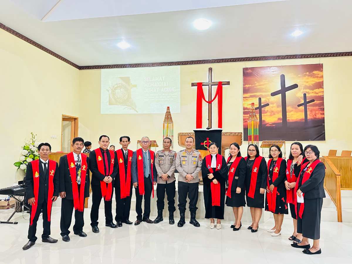 Kapolres Bulukumba, AKBP Restu Wijayanto S.I.K didampingi Kompol Syafaruddin, S.H Wakapolres, turun langsung memantau pelaksanaan ibadah Jumat Agung di gereja Toraja Bulukumba, Jumat (18/4/2025).