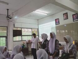 Tim UKS SMAN 2 Enrekang Bagikan Tablet Tambah Darah