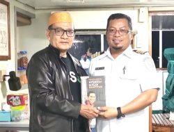 Nakhoda KM Binaiya Terima Buku Mantan Ketua MK