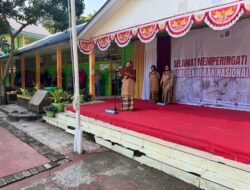 Guru Paling Senior di SMAN 2 Enrekang Terharu di Upacara Hardiknas