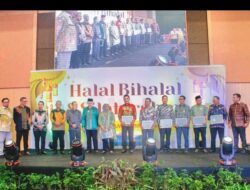 Prof Andi Sukri Syamsuri Serahkan Buku Pappaseng ri Elompugi pada Tokoh Asal Wajo