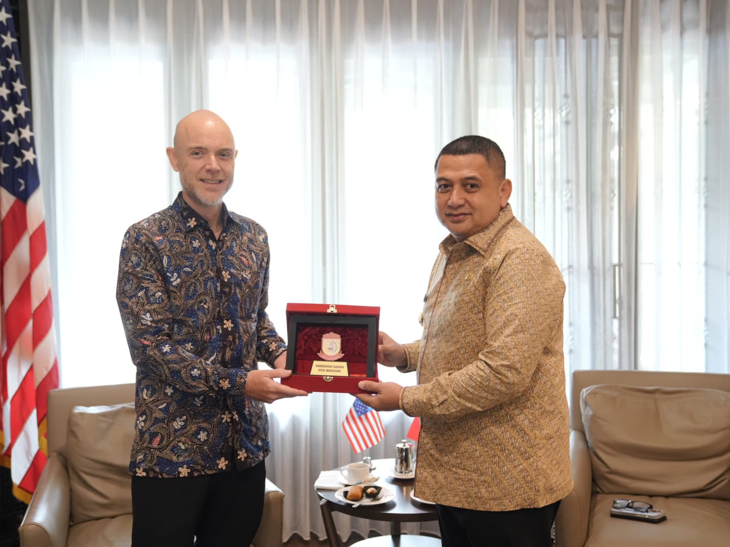 Wali Kota Makassar, Munafri Arifuddin saat bertemu Konsul Jenderal (Konjen) Amerika Serikat di Surabaya, Christopher Green.