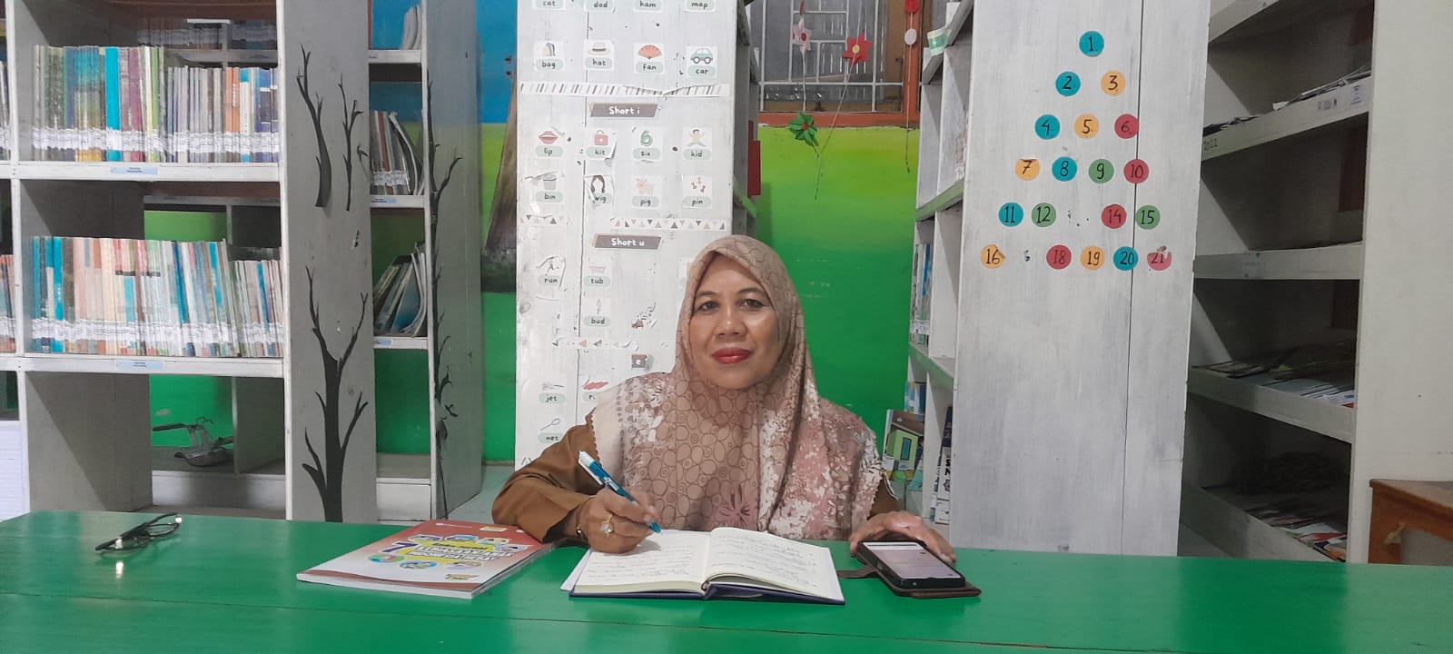 Kepala UPT SPF SD Inpres Kelapa Tiga 1, Hj Nahidha Mallapiang, S.Pd, M.Pd