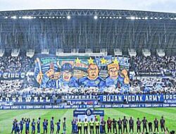 Lautan Manusia Saksikan Persib Rebut Piala Liga 1 2024/2025: Legiun Asing Antar Rebut Poin Penutup