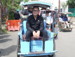 Tumpangi Becak, Wamendagri Bima Arya Kunjungi Markas Damkarmat Makassar