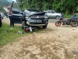 Adu Banteng Motor vs Mobil di Poros Pa’besenan Toraja Utara.