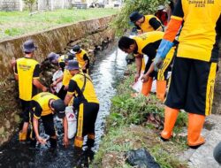 SIKOPANG Keruk Drainase di Depan Kantor Gubernur Sulsel