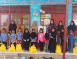 Siswa TK Dharma Pertiwi Topoyo Terima Sembako di Hari Penerimaan Raport