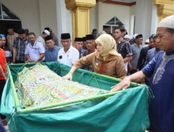 Aliyah Mustika Ilham Melayat ke Rumah Duka Ibunda Tokoh Masyarakat Manggala
