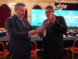 Munafri Serahkan Cinderamata Ikonik ke Wali Kota Vienna