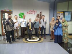 YANO Kazuhiko, Deputy Minister of MEXT Japan Kunjungi Jepang Corner di Perpustakaan Unhas