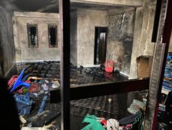 Respon Time 7 Menit, Damkar Polman Jinakkan Kebakaran Rumah Kosong di Wonomulyo