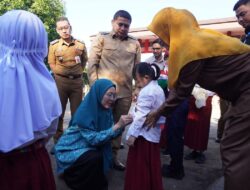 Melinda Aksa Ikut Salurkan Seragam Sekolah Gratis di SD Lariang Bangi 1 dan SMPN 46 Makassar