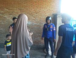 Damkar Polman Bantu Pasangan Guru Tunanetra