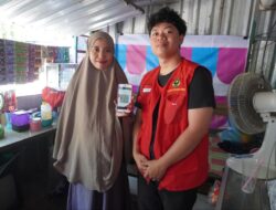 Mahasiswa KKNT Unhas Edukasi QRIS Secara Door to Door di Pangkajene 