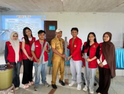 Mahasiswa KKN Unhas di Palampang Buat Inovasi Alat Tebar Pupuk Sederhana