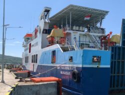 Masyarakat P. Kalaotoa Berbahagia, Kapal Ferry Uji Sandar di Pelabuhan Penyeberangan Pasilambena.