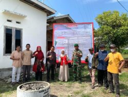 Mahasiswa KKNT Unhas Serahkan Poster Infografis Sejarah Desa Cenning Lutra