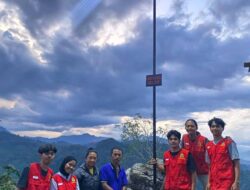 Mahasiswa KKNT Unhas Pasang Lampu Tenaga Surya di Objek Wisata Buntu Asa, Toraja Utara