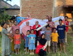 Mahasiswa KKN UNHAS Tanam Lubang Resapan Biopori di Pekarangan Warga Desa Alesilurungnge