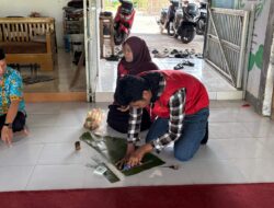 Demonstrasi Penyemaian Tanaman Refugia di Polybag dari Daun Pisang, Petani Bonto Bunga Antusias Ikuti Pelatihan