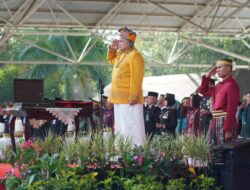 Tampil dengan Pakaian Adat Toraja, Wali Kota Makassar Pimpin Penurunan Bendera