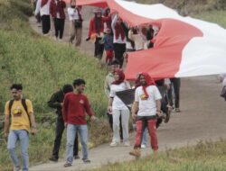 Pemuda Bonto Lojong Bantaeng Arak Bendera Merah Putih Sepanjang 80 Meter