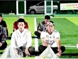 Ada Apa ? Gubernur Kaltara Duduk Bersila di Lapangan Sepakbola Mini Aryaguna Tanjung Selor